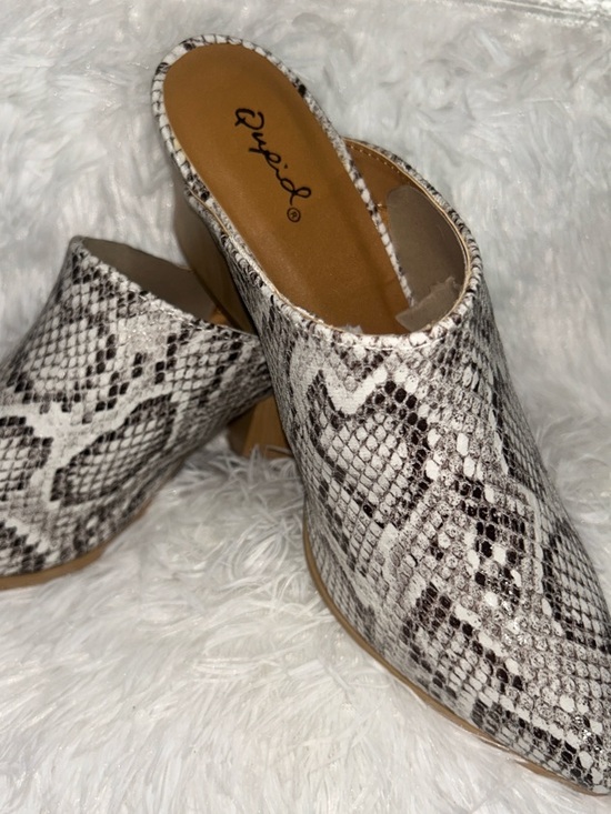 Qupid Shoes - Qupid White & Gray Snake-Print Slip-On Mules